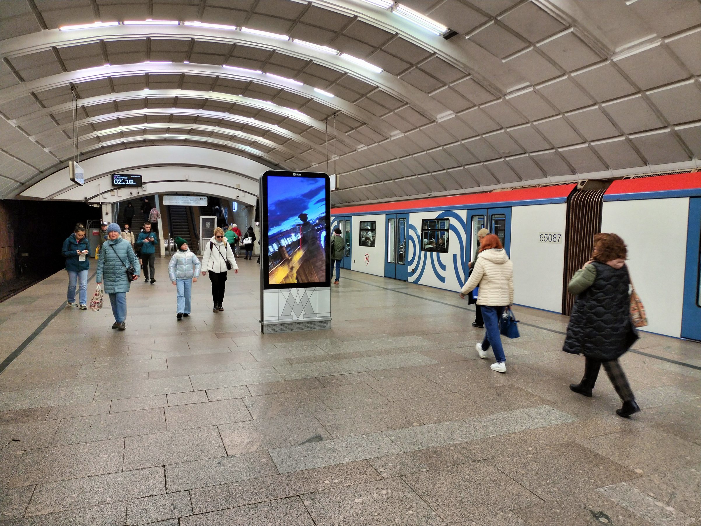 Фотография рекламного носителя, тип: Видеоэкран, адрес: Станция метро «Сходненская», линия Таганско-Краснопресненская, Москва, Россия. Сторона/вариант А2 №1055548