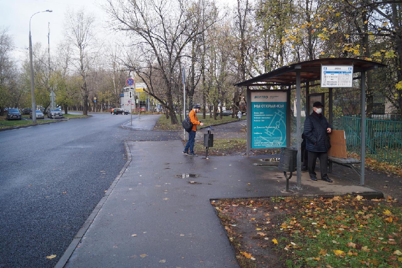 Фотография рекламного носителя, тип: Остановка 1.8x1.2, адрес: Новозаводская ул., д.10, Москва, Россия. Сторона А №931308