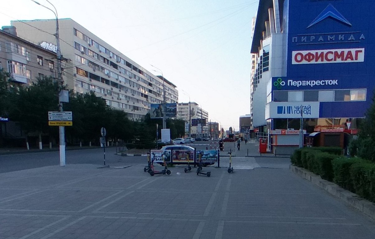 Фотография рекламного носителя, тип: Дорожное ограждение, адрес: Краснознаменская ул., ТЦ Пирамида, Волгоград, Волгоградская область, Россия. Сторона B1 №1072415