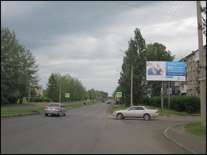 Фотография рекламного носителя, тип: Билборд 3x6, адрес: Шарыпово г., Горького ул., ТЦ, Красноярск, Красноярский край, Россия. Сторона A №960908