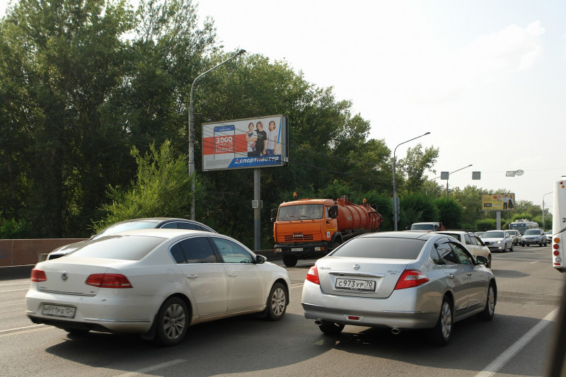 Фотография рекламного носителя, тип: Билборд 3x6, адрес: Коммунальный мост, Остров Отдыха, 103м, Красноярск, Красноярский край, Россия. Сторона Б1-Б3 №1324678