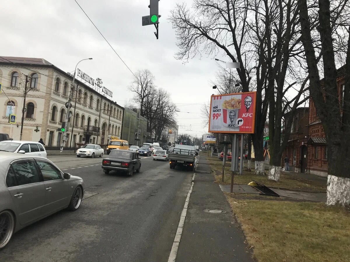 Фотография рекламного носителя, тип: Ситиборд 2.7x3.7, адрес: Кирова ул., д.22 Х Августовких событий ул., поз.1, Владикавказ, Республика Северная Осетия – Алания, Россия. Сторона A1-A3 №451702