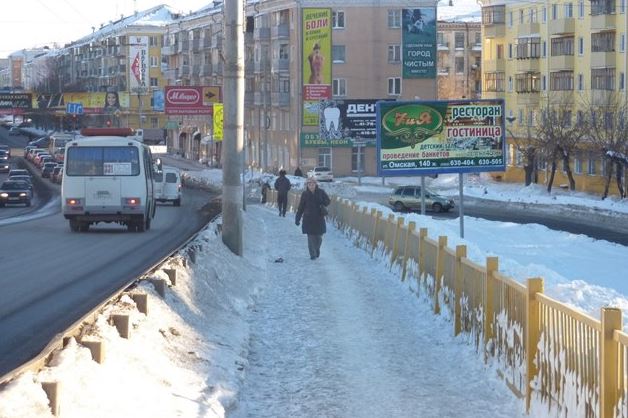 Фотография рекламного носителя, тип: Билборд 3x6, адрес: Машиностроителей пр-т., некрасовский виадук, Курган, Курганская область, Россия. Сторона А №589311