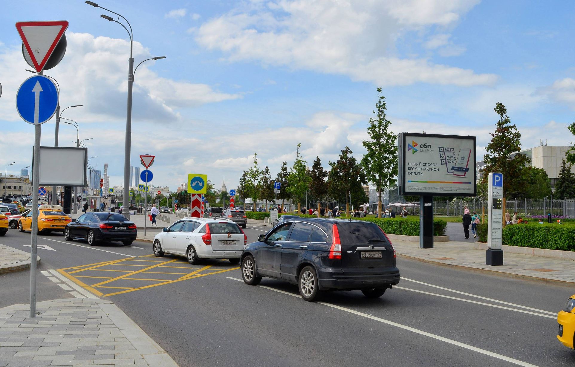 Фотография рекламного носителя, тип: Ситиборд 2.7x3.7, адрес: Крымский Вал ул., съезд к Крымской наб., Москва, Россия. Сторона A1-A5 №870266