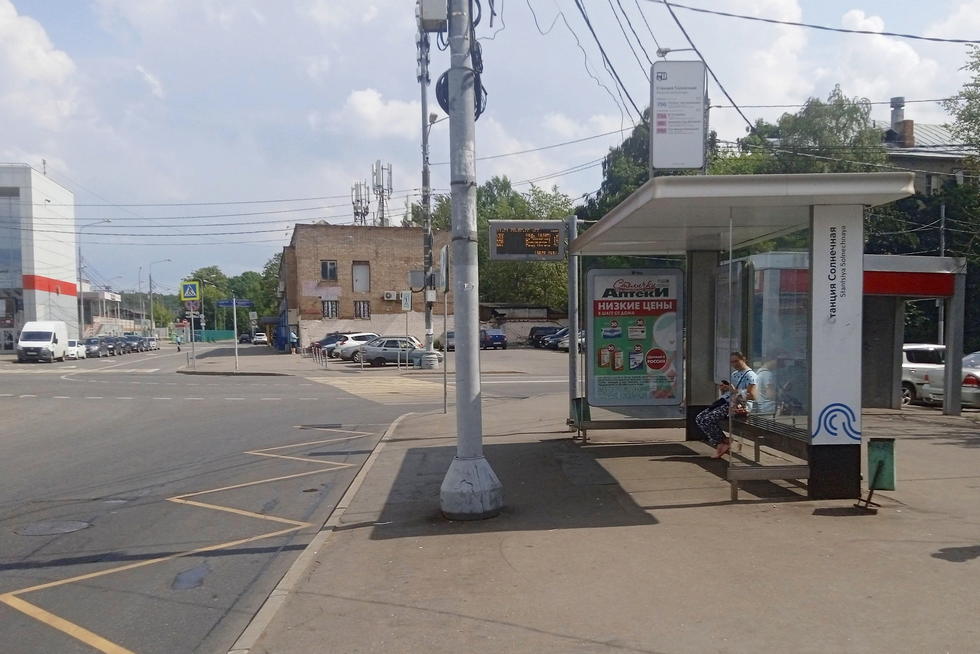 Фотография рекламного носителя, тип: Остановка 1.8x1.2, адрес: Попутная ул., д.1, ост. ст. Солнечная, Москва, Россия. Сторона А №1022555