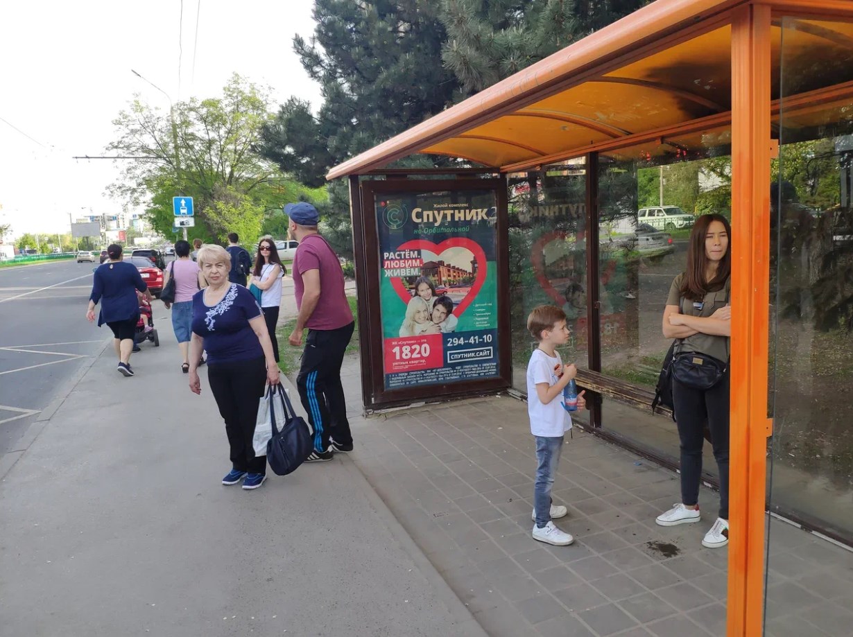 Фотография рекламного носителя, тип: Остановка 1.8x1.2, адрес: Космонавтов пр-т., ост. ВорР "Шаталова", поз.1, Ростов-на-Дону, Ростовская область, Россия. Сторона А1 №622233