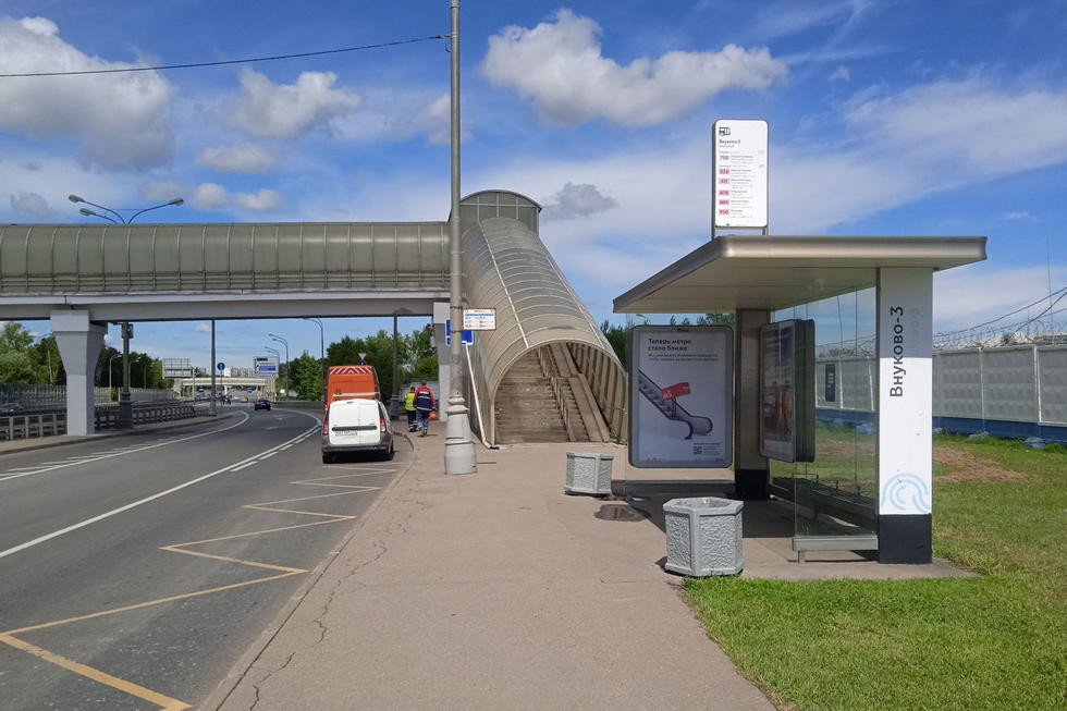 Фотография рекламного носителя, тип: Остановка 1.8x1.2, адрес: Боровское ш., ост. "Внуково-3", в центр, Москва, Россия. Сторона А №956365