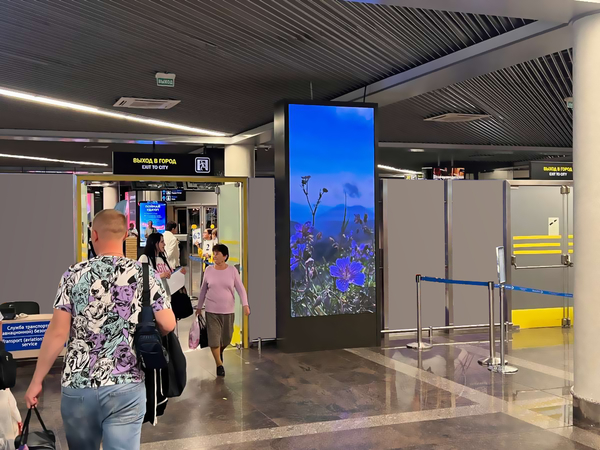 Фотография рекламного носителя, тип: Видеоэкран, адрес: Аэропорт «Адлер», Мира ул., д.50, Адлер, Краснодарский край, Россия. Сторона/вариант №1056172