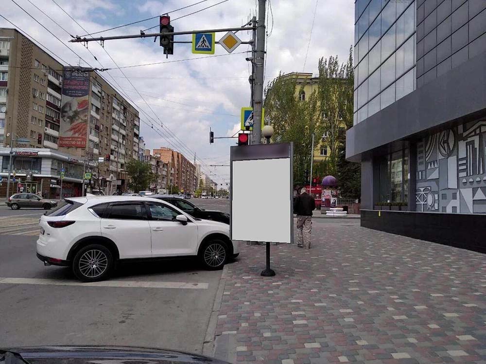 Фотография рекламного носителя, тип: Пилон, адрес: Ворошиловский пр-т., д.32 Х Пушкинская ул., Ростов-на-Дону, Ростовская область, Россия. Сторона А №943640