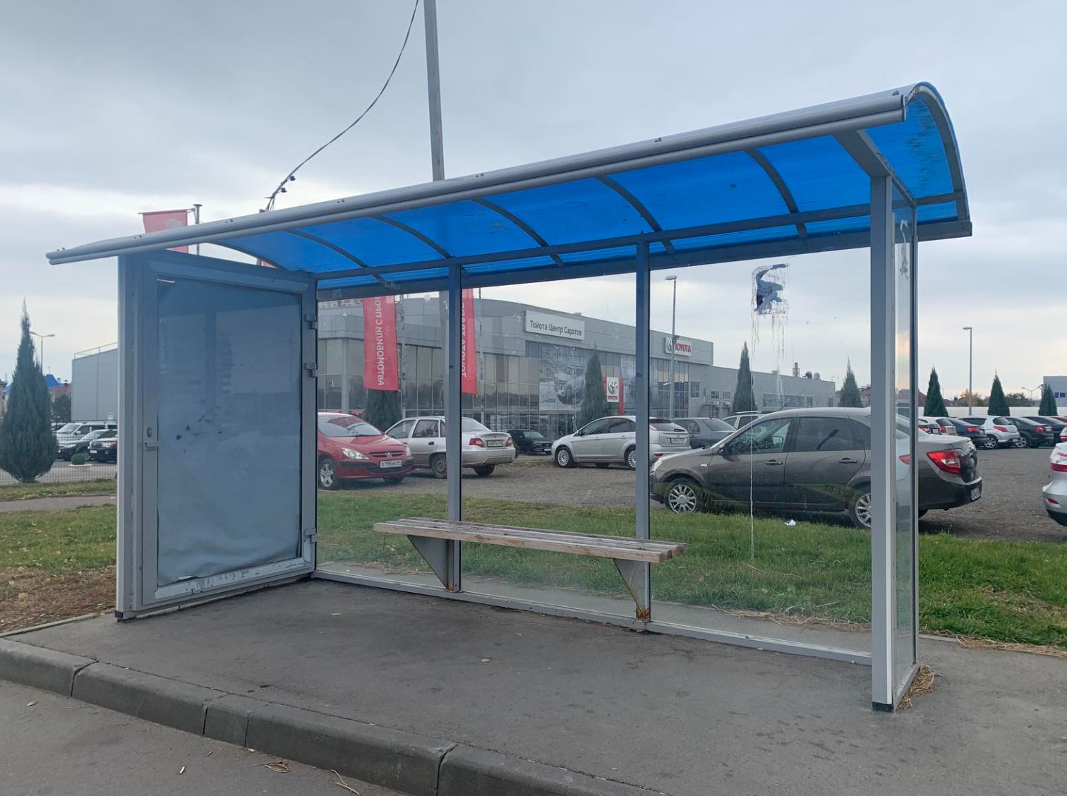 Фотография рекламного носителя, тип: Остановка 1.8x1.2, адрес: Столыпина ул., автосалон Toyota, Саратов, Саратовская область, Россия. Сторона А №747376