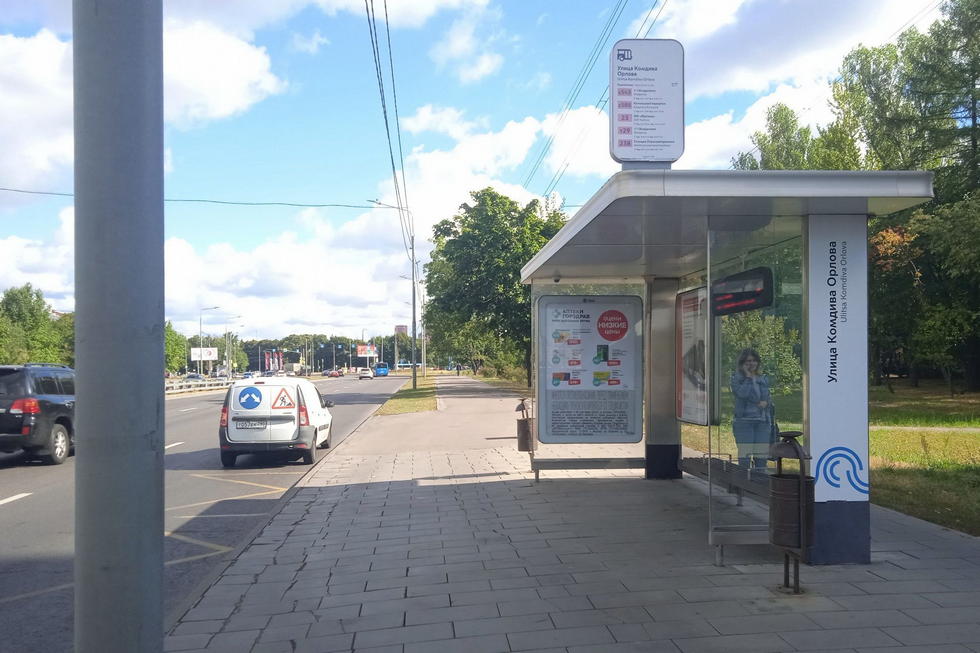 Фотография рекламного носителя, тип: Остановка 1.8x1.2, адрес: Комдива Орлова ул., ост. "Комдива Орлова ул.", поз.2, Москва, Россия. Сторона А №927879