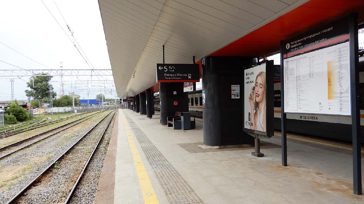 Фотография рекламного носителя, тип: Ситиформат 1.8x1.2, адрес: Нахабино ст., между первой и второй опорой от эскалатора, поз.1, Красногорск, Московская область, Россия. Сторона А2 №939724