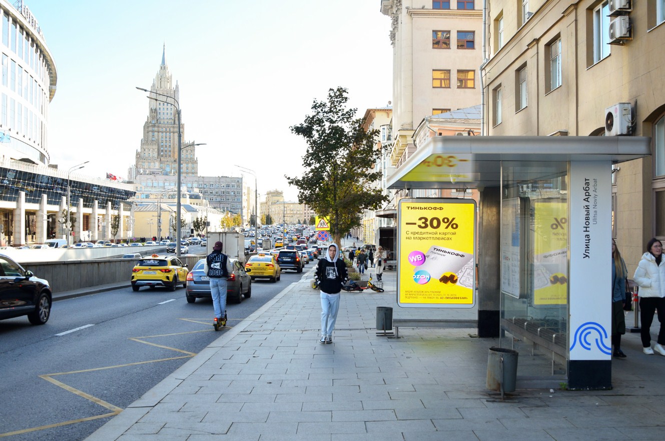 Фотография рекламного носителя, тип: Остановка 1.8x1.2, адрес: Новинский б-р., д.7, Москва, Россия. Сторона Ah1-Ah10 №1075009