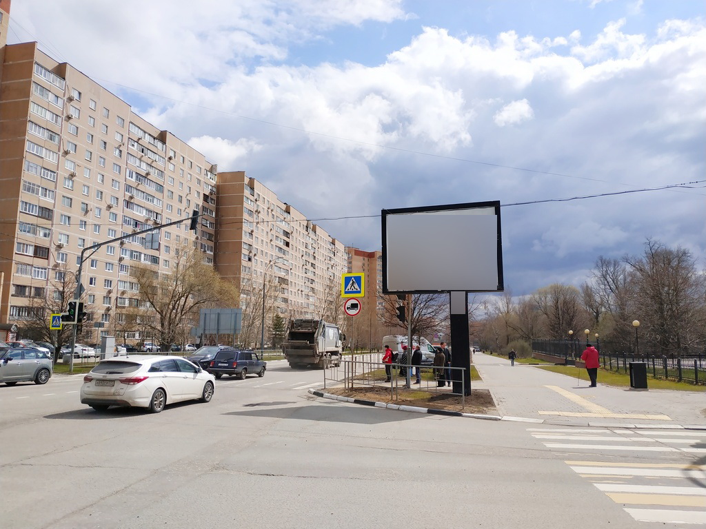 Фотография рекламного носителя, тип: Ситиборд 2.7x3.7, адрес: Красногорское ш. Х Молодежная ул., Одинцово, Московская область, Россия. Сторона A1 №843988