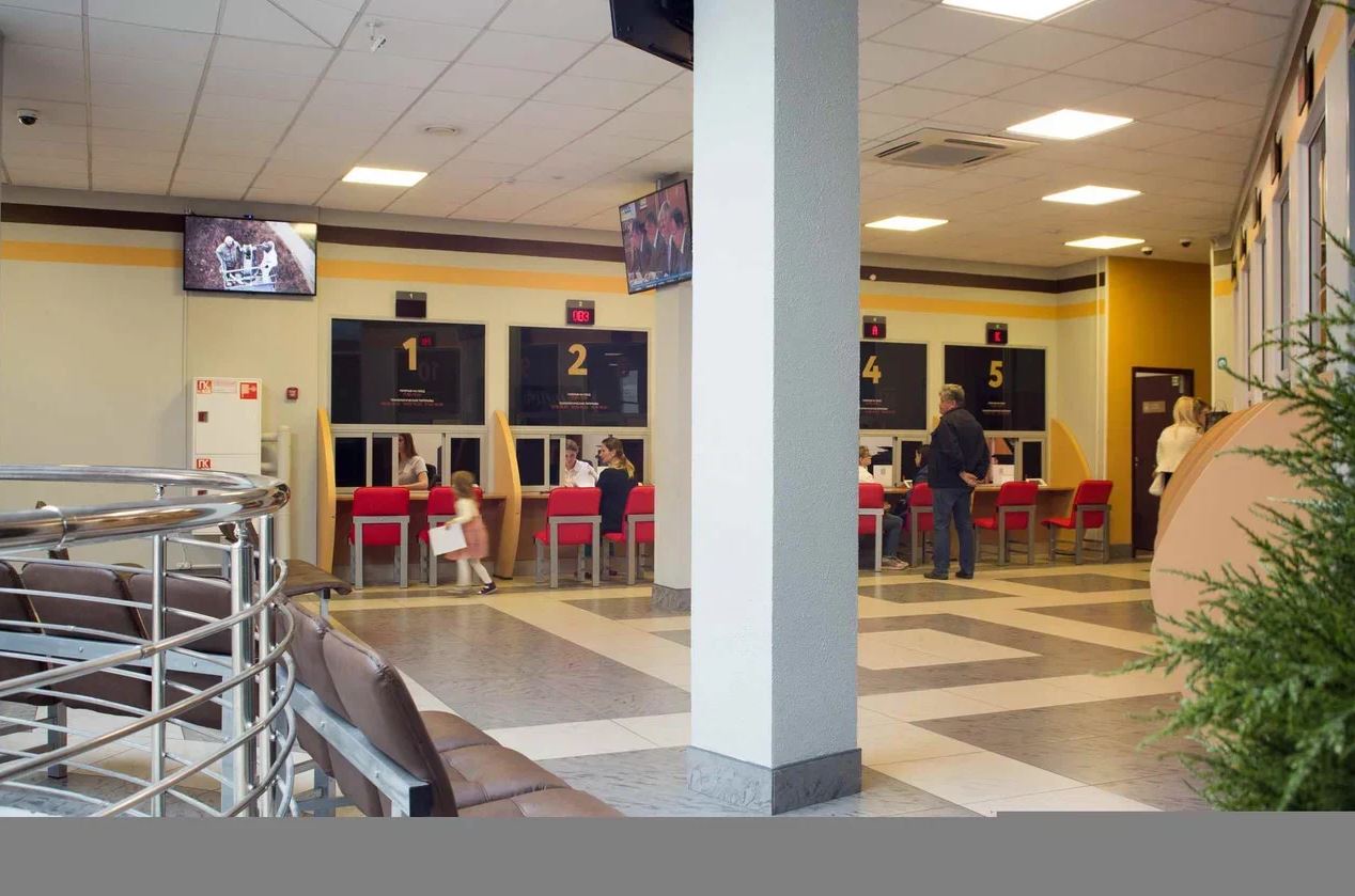 Фотография рекламного носителя, тип: Видеоэкран, адрес: МФЦ «», Новосаратовка д., Центральное отделение, д.117, Ленинградская область, Россия. Сторона/вариант №946282