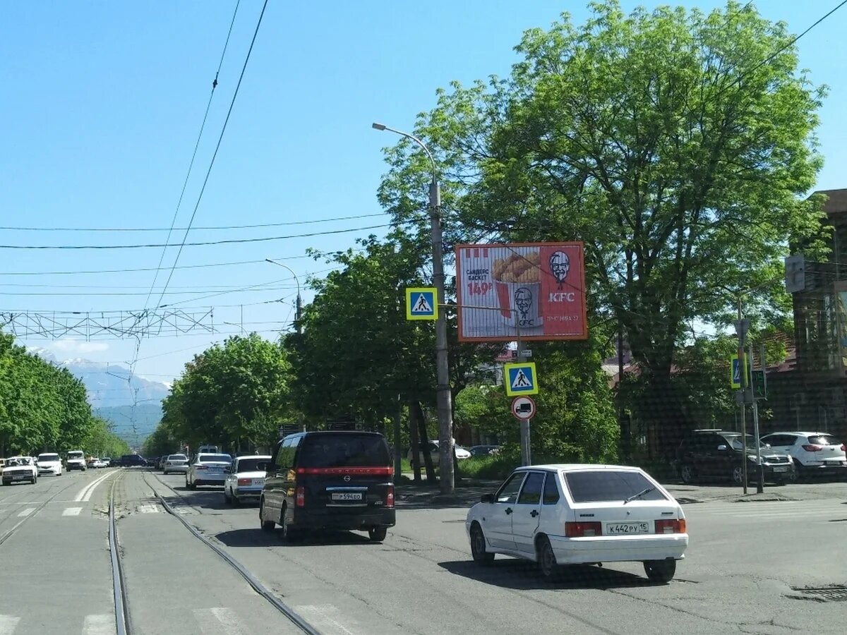 Фотография рекламного носителя, тип: Ситиборд 2.7x3.7, адрес: Коста пр-т., д.211 Х Островского ул., Владикавказ, Республика Северная Осетия – Алания, Россия. Сторона A1-A3 №451734