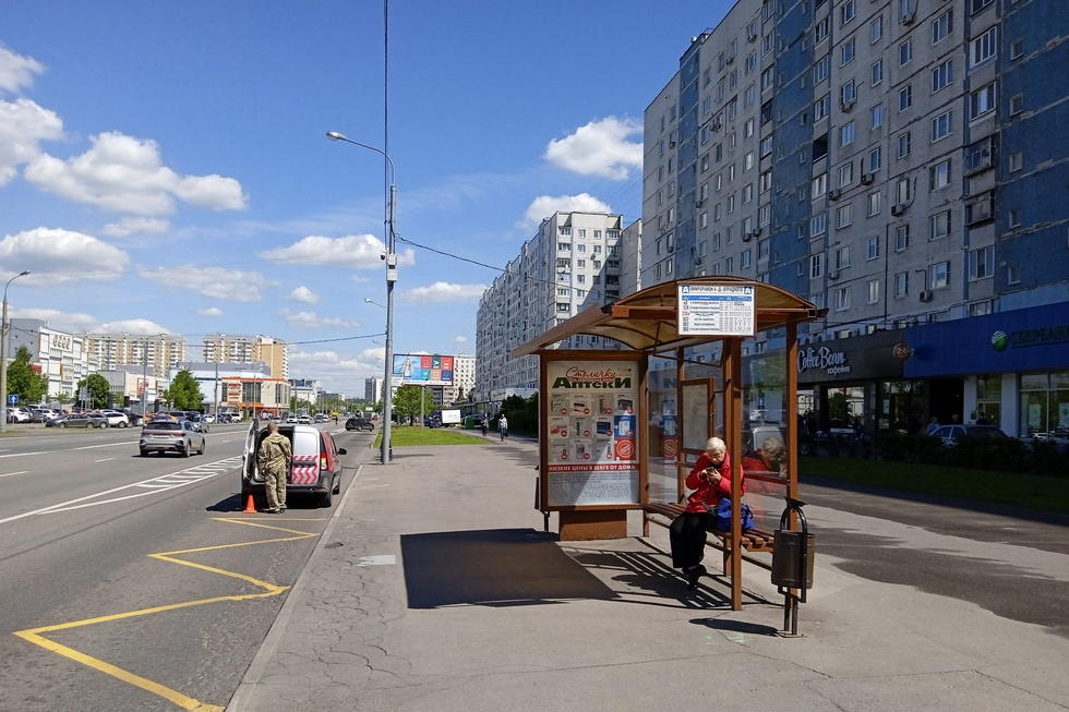 Фотография рекламного носителя, тип: Остановка 1.8x1.2, адрес: Хачатуряна ул. Х Отрадная ул., д.2, поз.1, Москва, Россия. Сторона А №936055