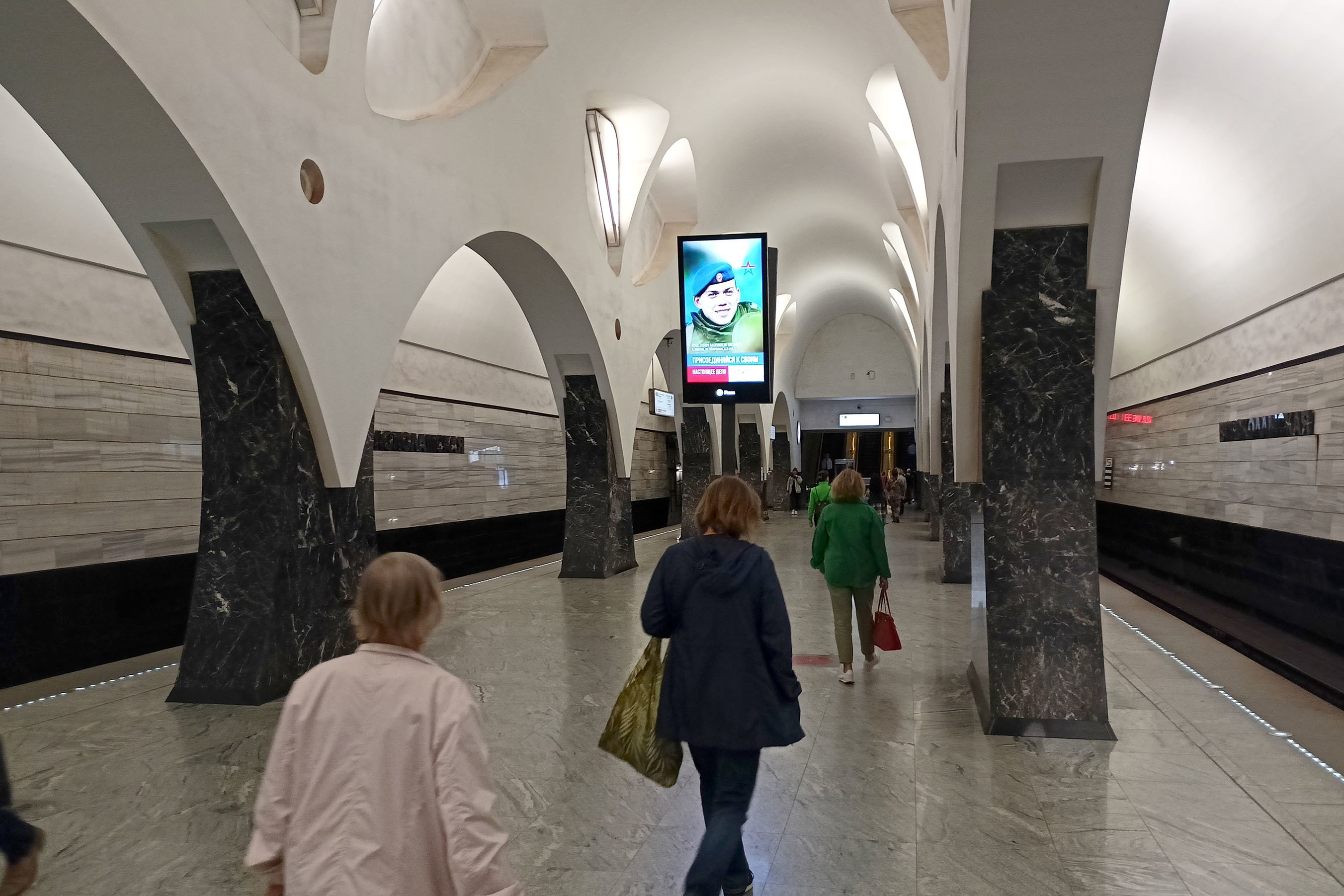 Фотография рекламного носителя, тип: Видеоэкран, адрес: Станция метро «Волоколамская», линия Арбатско-Покровская, Москва, Россия. Сторона/вариант А2 №1055518