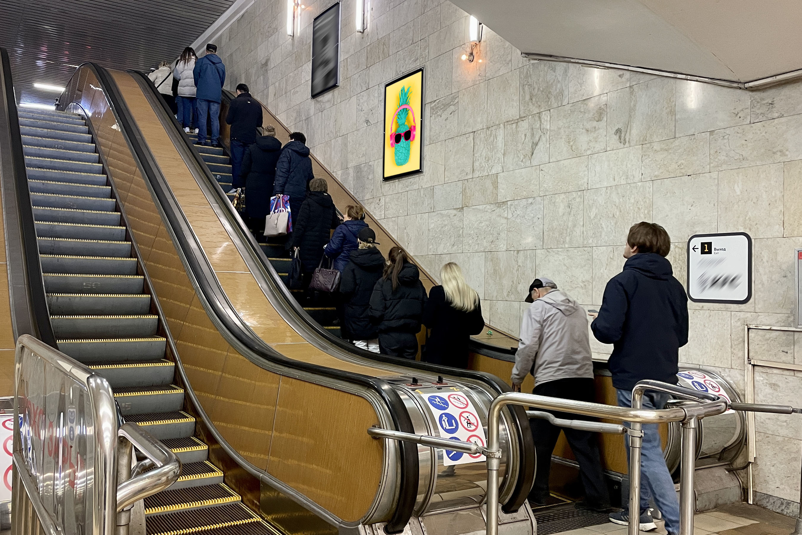 Фотография рекламного носителя, тип: Кристалайт, адрес: Станция метро «Сходненская», линия Таганско-Краснопресненская, Москва, Россия. Сторона/вариант №1001837