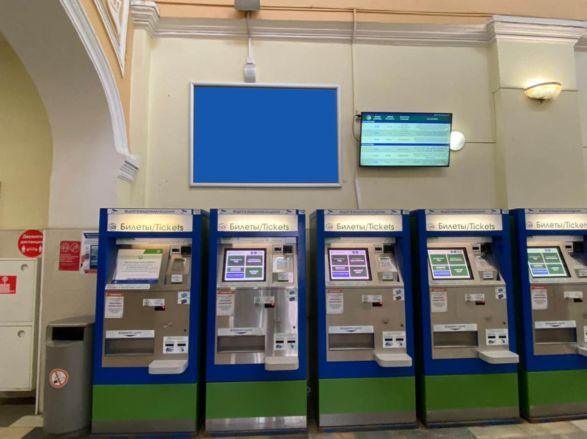 Фотография рекламного носителя, тип: Ситиформат 1.8x1.2, адрес: Дмитров ст., здание вокзала, около касс, напротив входа в здание, Московская область, Россия. Сторона А №941665