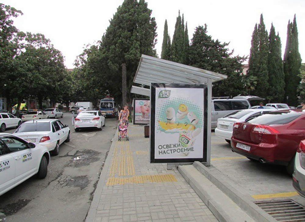 Фотография рекламного носителя, тип: Остановка 1.8x1.2, адрес: Адлер г., Кирова ул., ТЦ Плаза Сити, поз.3, Сочи, Краснодарский край, Россия. Сторона А №624604