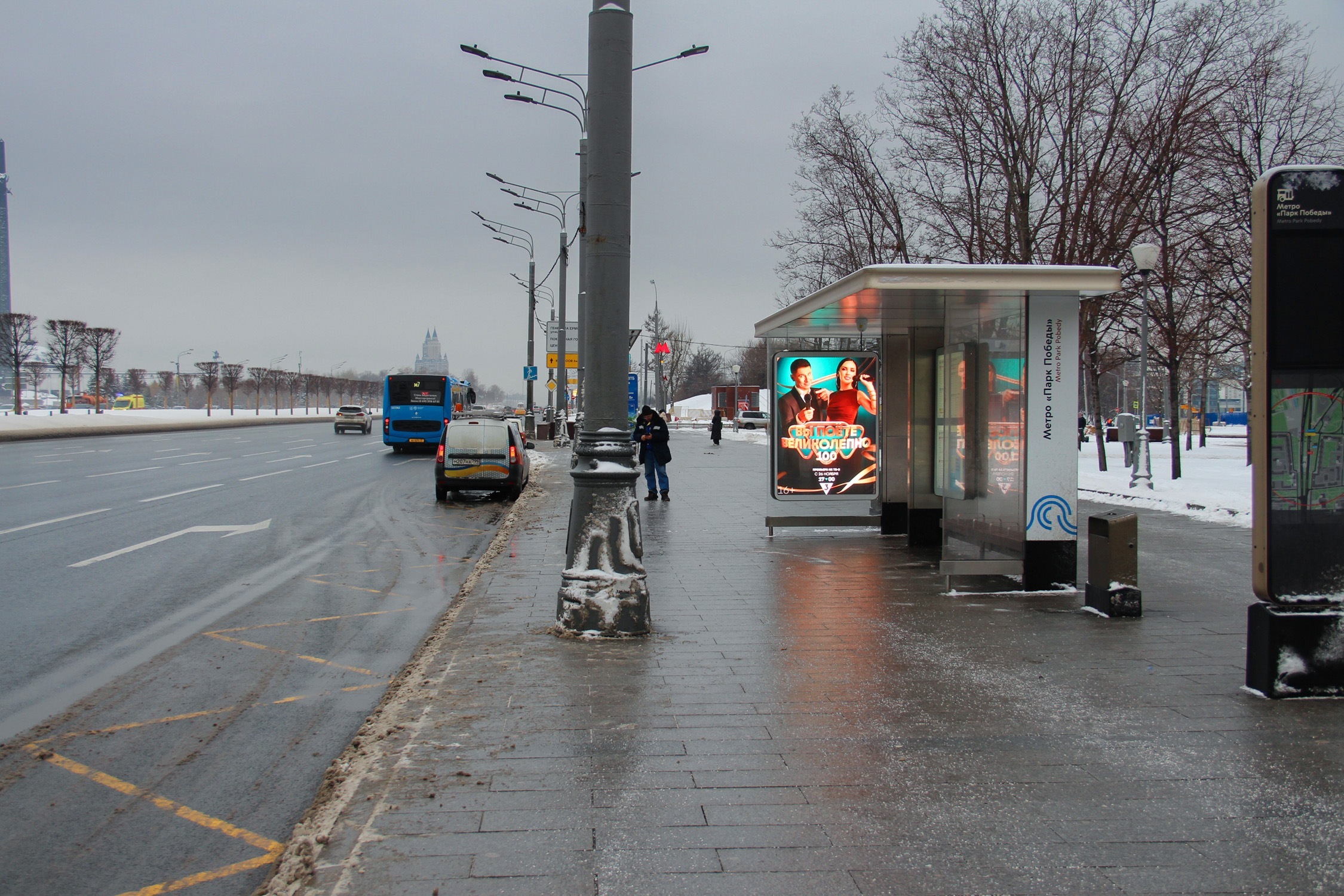 Фотография рекламного носителя, тип: Остановка 1.8x1.2, адрес: Кутузовский пр-т., Победы пл., д.2, корп.2, поз.3, Москва, Россия. Сторона Ah1-Ah10 №1074999
