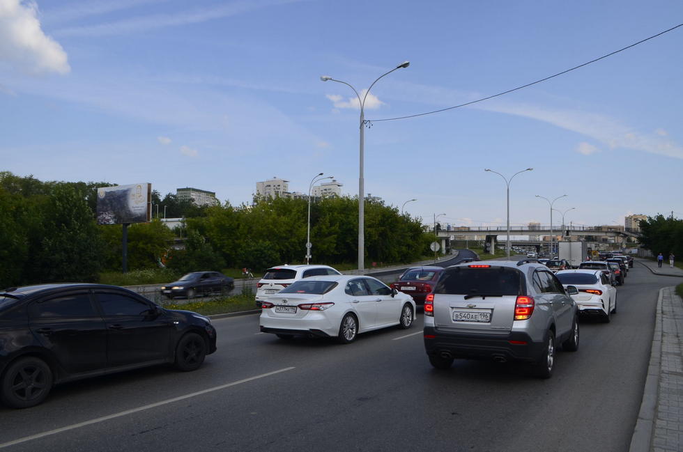 Фотография рекламного носителя, тип: Билборд 3x6, адрес: Серафимы Дерябиной ул., д.14 X Встречный пер., Екатеринбург, Свердловская область, Россия. Сторона Б №944010