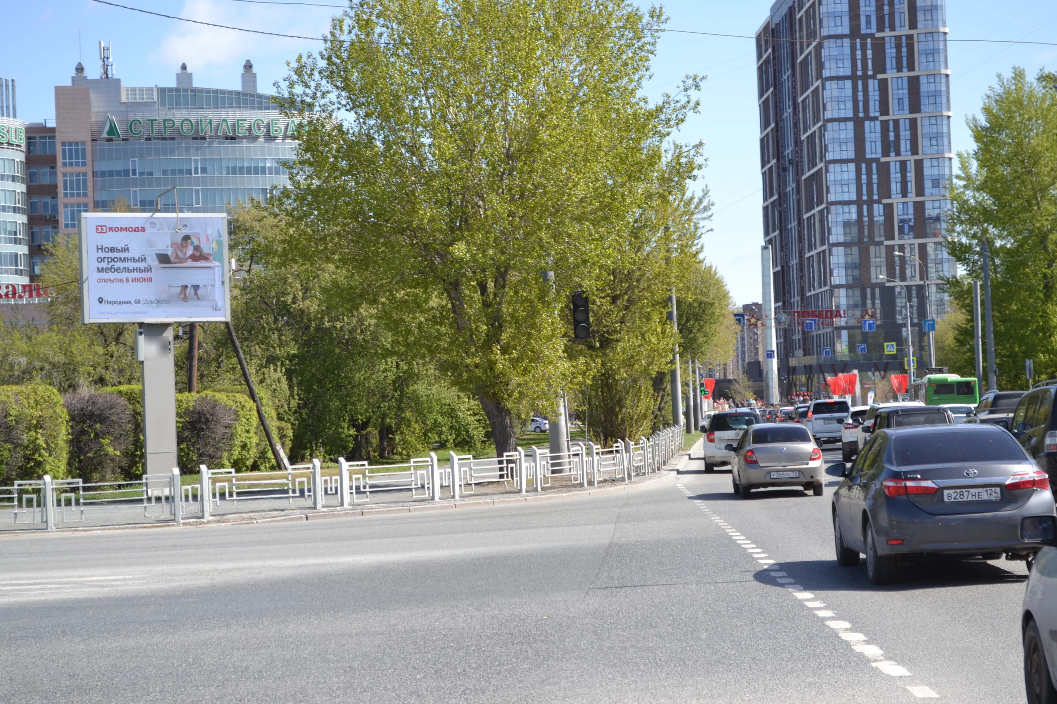 Фотография рекламного носителя, тип: Ситиборд 2.7x3.7, адрес: Мориса Тореза ул., д.4 Х Ленина ул., Тюмень, Тюменская область, Россия. Сторона А1 №978512