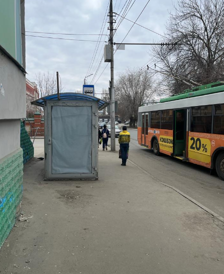 Фотография рекламного носителя, тип: Остановка 1.8x1.2, адрес: Дегтярная ул., д.28, ост. Станционная, Саратов, Саратовская область, Россия. Сторона Б №747493