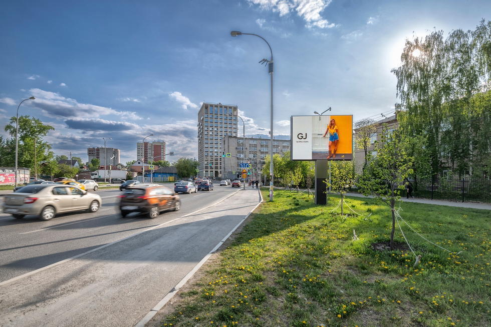 Фотография рекламного носителя, тип: Ситиборд 2.7x3.7, адрес: Фурманова ул. Х Шаумяна ул., д.80, Екатеринбург, Свердловская область, Россия. Сторона А1 №651429