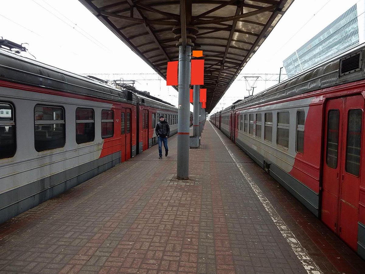 Фотография рекламного носителя, тип: Флаг, адрес: Киевского вокзала пл., д.1, пути №9 и №10, поз.100, Москва, Россия. Сторона А №985397