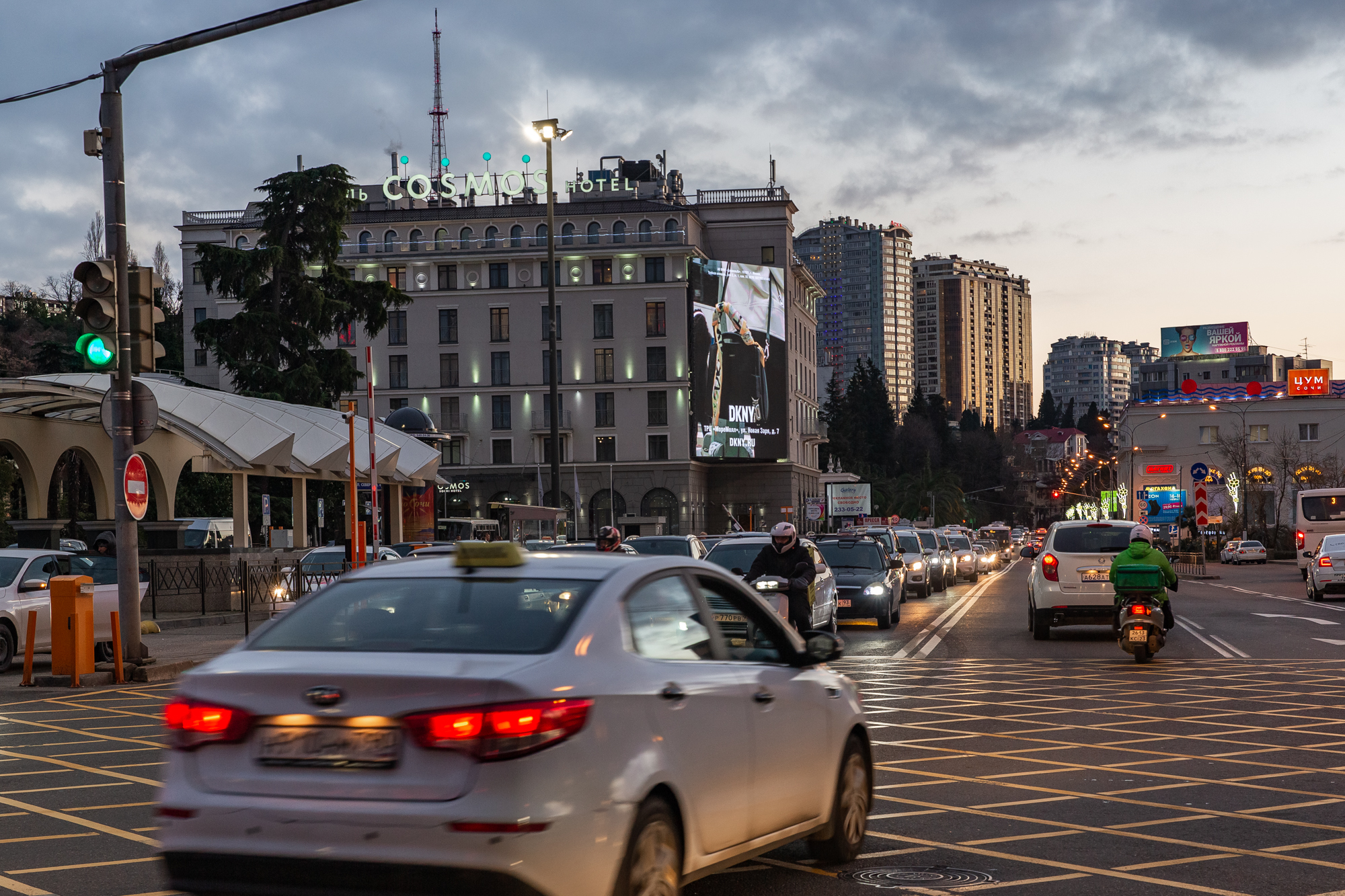 Фотография рекламного носителя, тип: Медиафасад, адрес: Горького ул., д.56, Сочи, Краснодарский край, Россия. Сторона B1-B10 №1021194