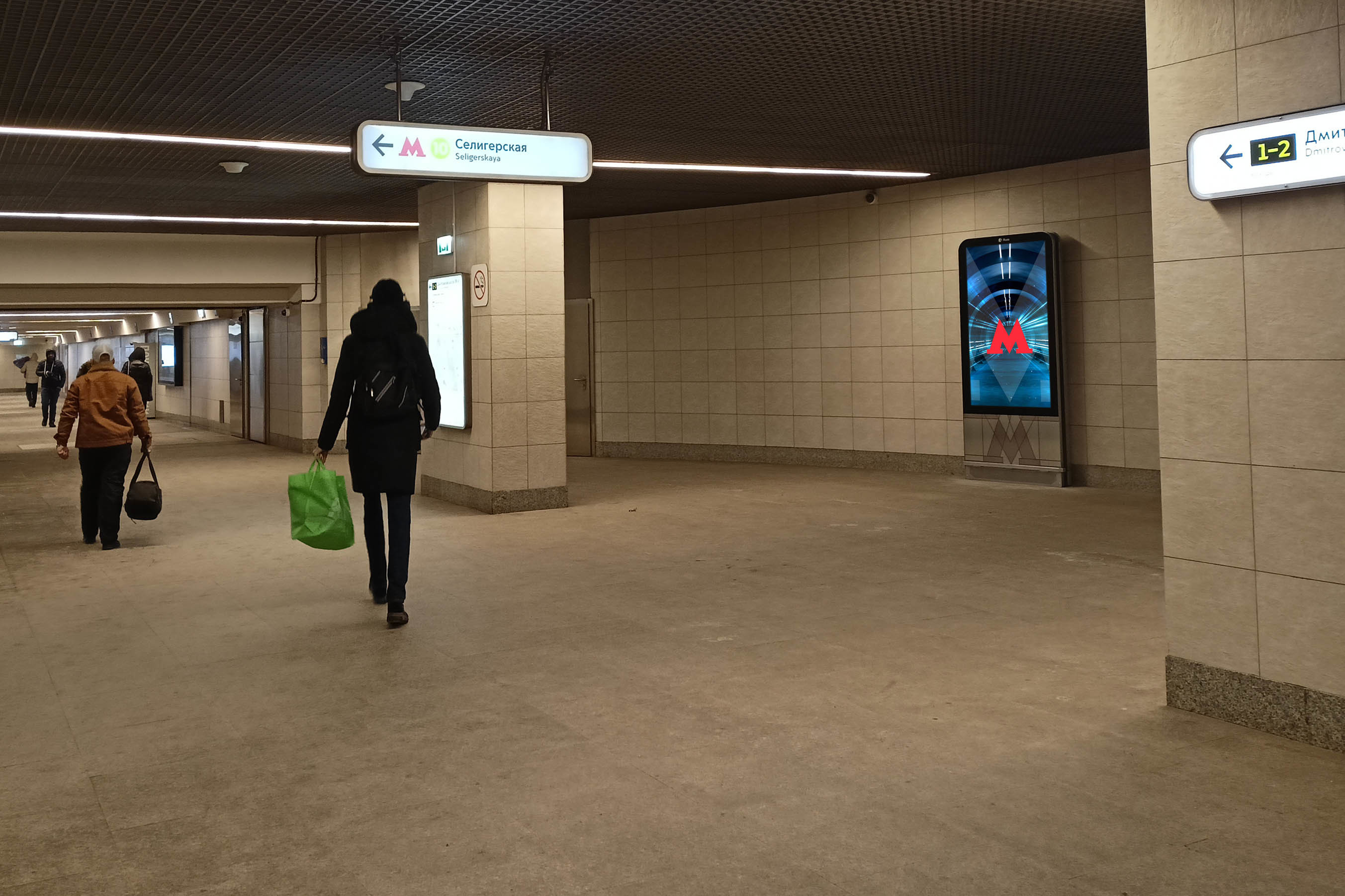 Фотография рекламного носителя, тип: Видеоэкран, адрес: Станция метро «Селигерская», линия Люблинско-Дмитровская, Москва, Россия. Сторона/вариант А1 №1076378