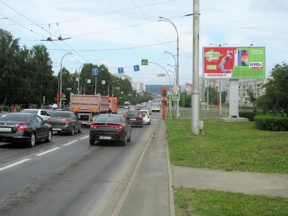 Фотография рекламного носителя, тип: Билборд 3x6, адрес: Химиков пр-т. Х Строителей б-р., д.37, Кемерово, Кемеровская область, Россия. Сторона А1-А3 №846877