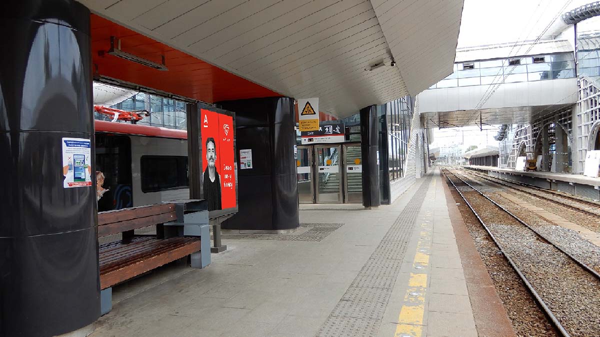 Фотография рекламного носителя, тип: Ситиформат 1.8x1.2, адрес: Нахабино ст., между первой и второй опорой от лестницы, поз.2, Красногорск, Московская область, Россия. Сторона А2 №939726