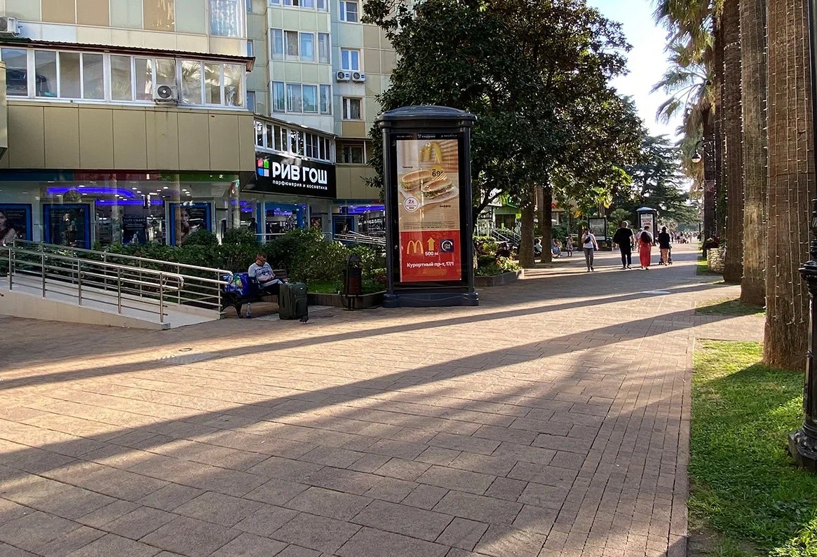 Фотография рекламного носителя, тип: Пиллар 3x1.4, адрес: Навагинская ул., д.12, Сочи, Краснодарский край, Россия. Сторона А1-А5 №742000