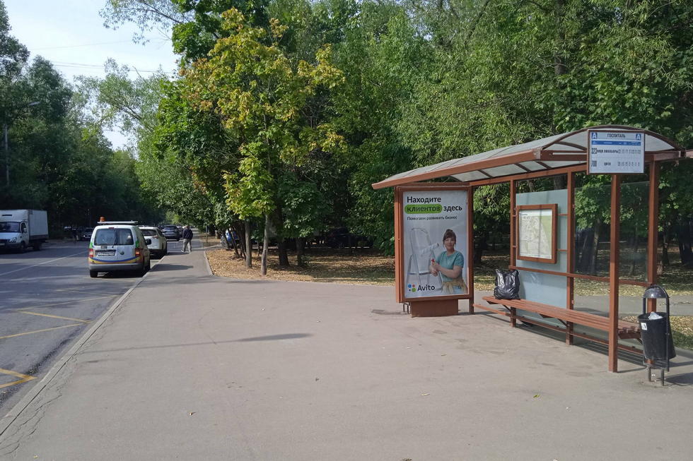 Фотография рекламного носителя, тип: Остановка 1.8x1.2, адрес: Приорова ул., д.2, Москва, Россия. Сторона А №889168