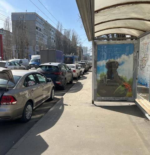 Фотография рекламного носителя, тип: Остановка 1.8x1.2, адрес: Чернышевского ул. Х Шелковичная ул., из центра, Саратов, Саратовская область, Россия. Сторона А №585973