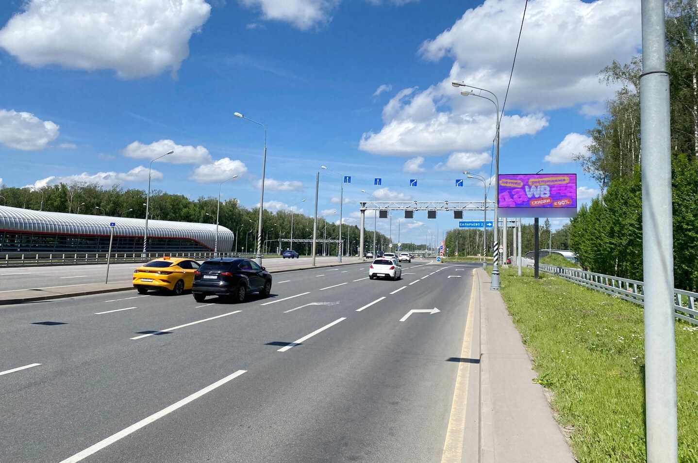 Фотография рекламного носителя, тип: Билборд 3x6, адрес: Проектируемый пр-зд. №7029, поворот на Саларьевская ул., Москва, Россия. Сторона А1 №824518