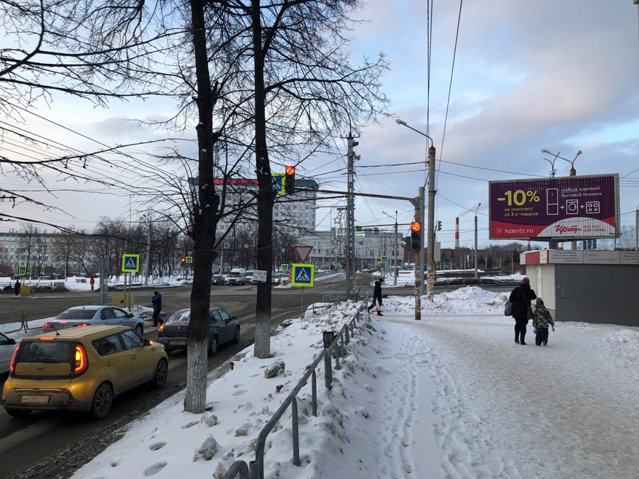 Фотография рекламного носителя, тип: Билборд 3x6, адрес: Автозаводцев пр-т Х Предзаводская пл., Миасс, Челябинская область, Россия. Сторона А1-А3 №1057207