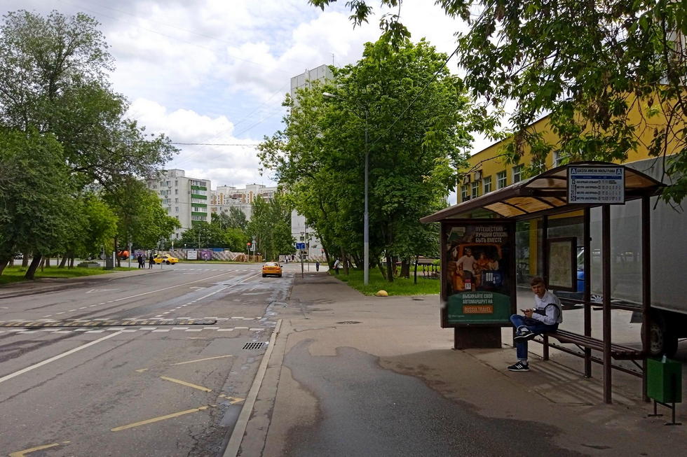 Фотография рекламного носителя, тип: Остановка 1.8x1.2, адрес: Винокурова ул., д.28, корп.1, Москва, Россия. Сторона А №302177