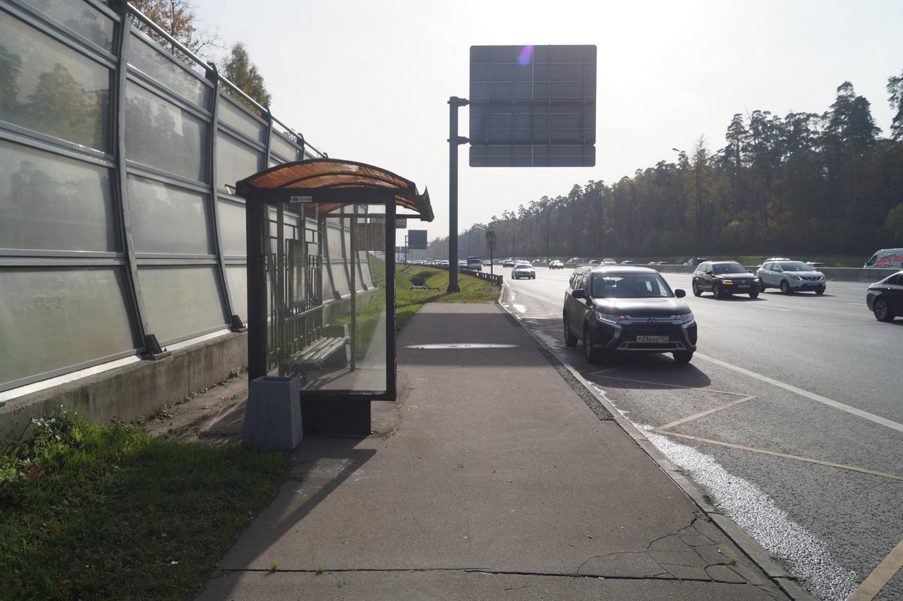 Фотография рекламного носителя, тип: Остановка 1.8x1.2, адрес: МКАД, 63 000м, ост. "Промбаза", поз.1, Москва, Россия. Сторона Б №929826