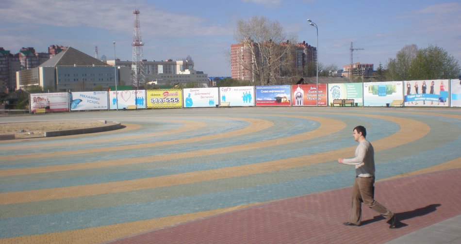 Фотография рекламного носителя, тип: Нестандартный билборд, адрес: Ленина пр-т. Х Революционная ул., Сургут, Ханты-Мансийский автономный округ – Югра, Россия. Сторона А №440328