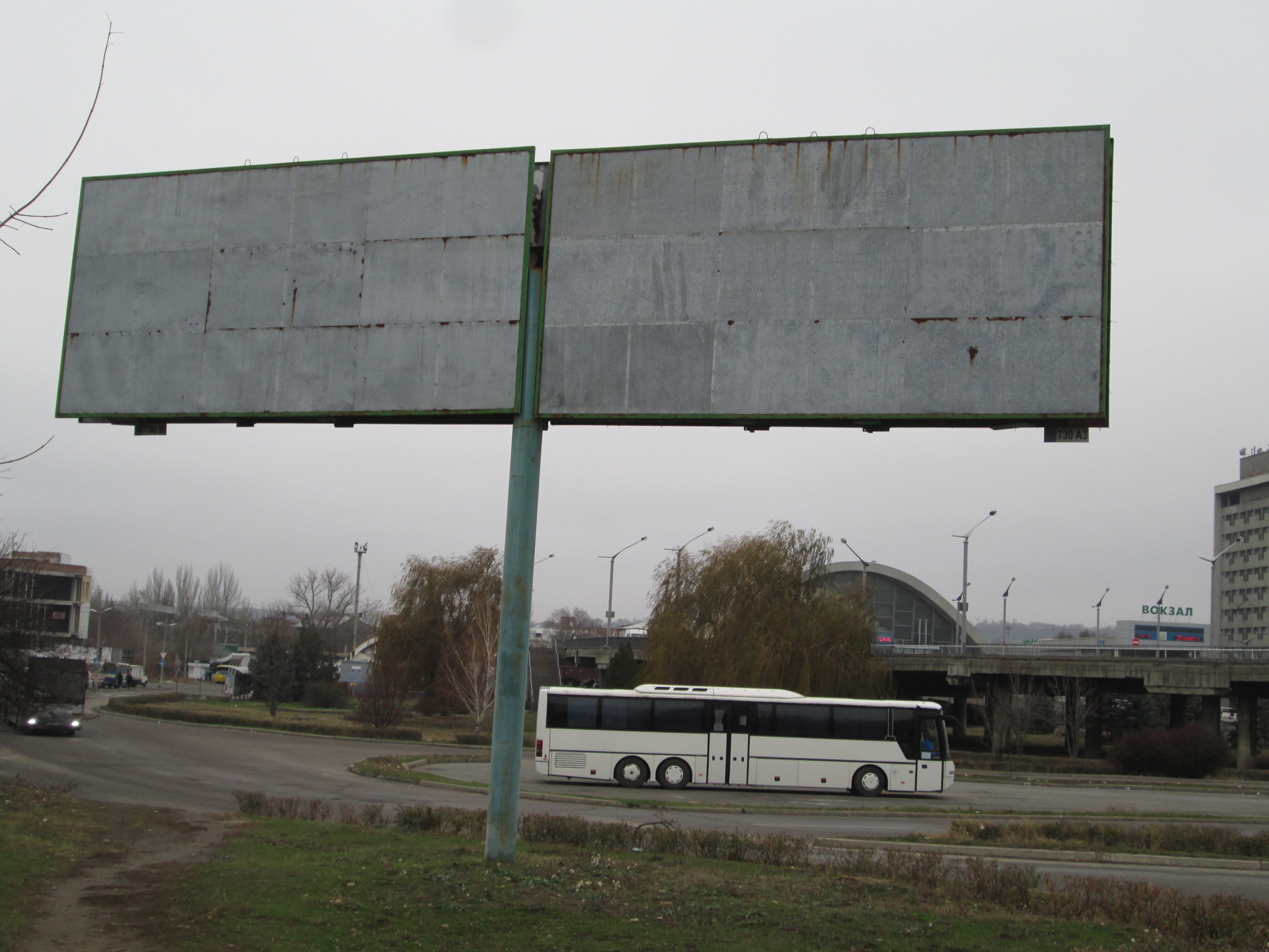 Фотография рекламного носителя, тип: Билборд 3x6, адрес: Свердлова ул., д.51, Луганск, Луганская область, Россия. Сторона В2 №1097369