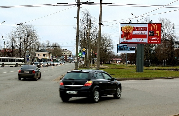 Фотография рекламного носителя, тип: Билборд 3x6, адрес: Нехинская ул. Х Мира пр-т., Великий Новгород, Новгородская область, Россия. Сторона A №397659
