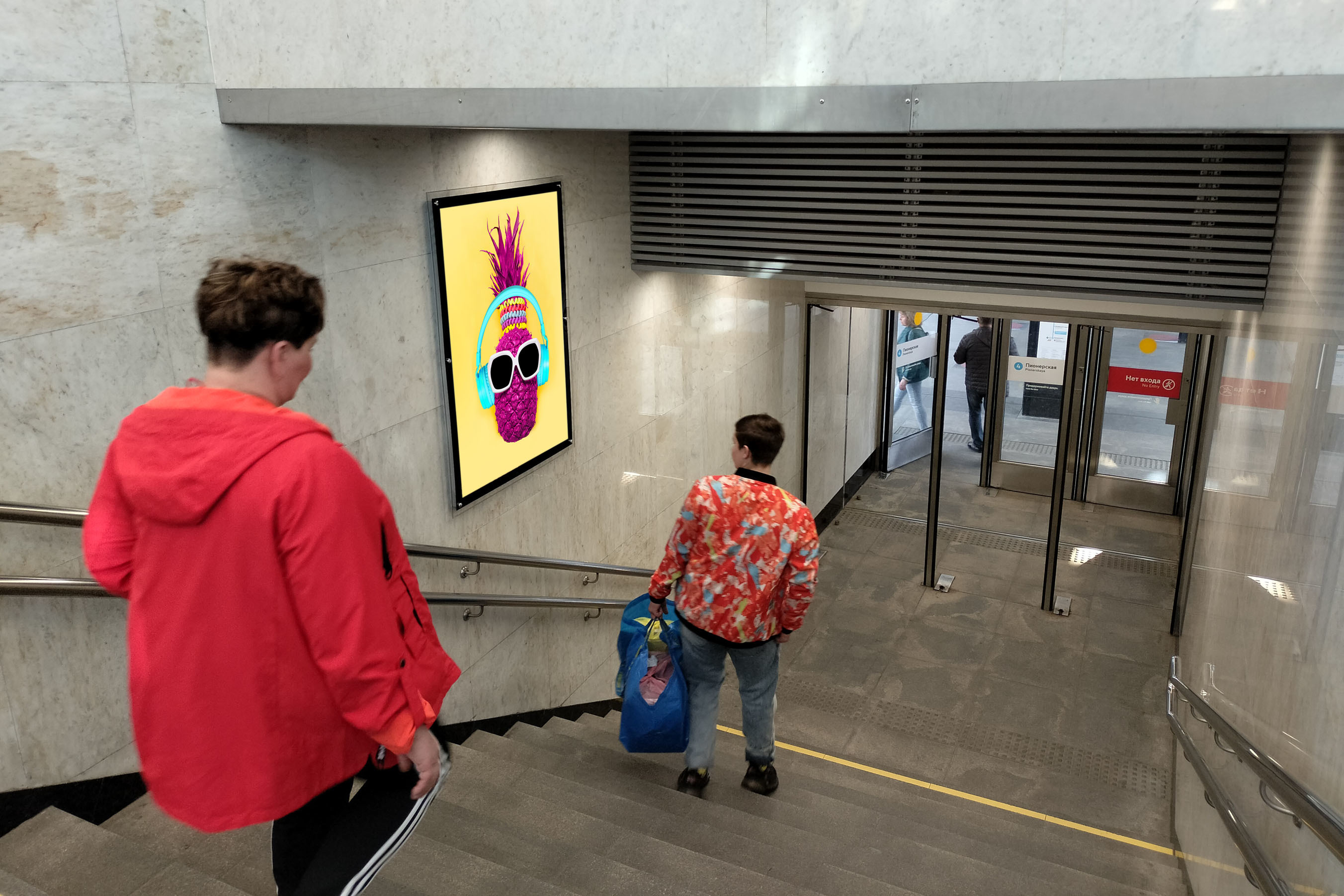Фотография рекламного носителя, тип: Кристалайт, адрес: Станция метро «Пионерская», линия Филёвская, Москва, Россия. Сторона/вариант A №1055220