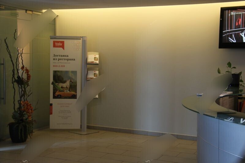 Фотография рекламного носителя, тип: Диспенсер листовок, адрес: Бизнес-центр «Варшавский», Варшавская ул., д.5, Санкт-Петербург, Россия. Сторона/вариант №657330