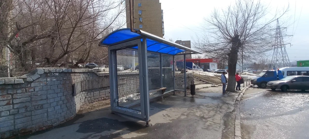 Фотография рекламного носителя, тип: Остановка 1.8x1.2, адрес: Танкистов ул., ост. Пугачевский, из центра, Саратов, Саратовская область, Россия. Сторона А №585351