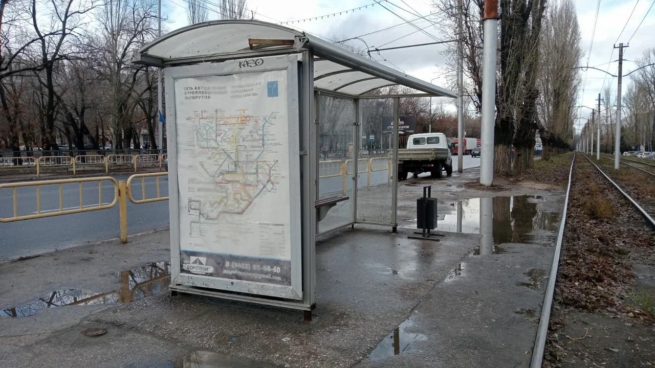 Фотография рекламного носителя, тип: Остановка 1.8x1.2, адрес: 50 лет Октября пр-т., Жировой комбинат, в центр, Саратов, Саратовская область, Россия. Сторона Б №747399