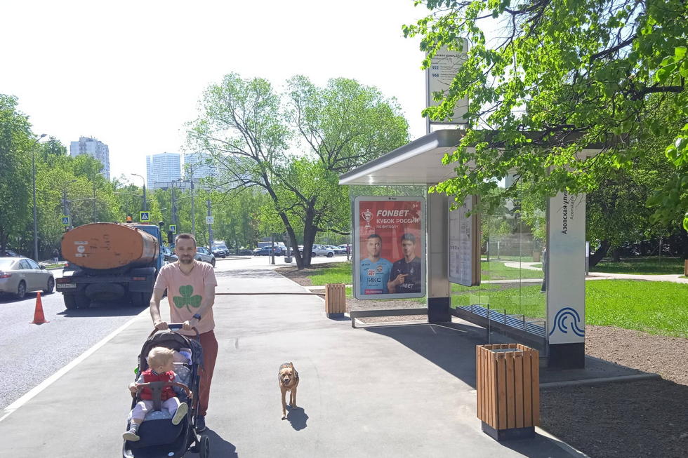 Фотография рекламного носителя, тип: Остановка 1.8x1.2, адрес: Азовская ул., д.35, корп.1, ост. "Азовская улица, 35", от/ц, Москва, Россия. Сторона А №956335